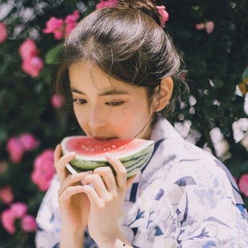 女生吵架吃瓜图片,女生吵架吃瓜现场，揭秘校园八卦背后的真相