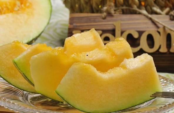 江西女儿吃哈密瓜,尽享甜蜜滋味