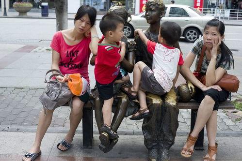 吃瓜女邻居,邻里间的八卦风云