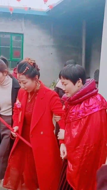 新郎变成吃瓜群众