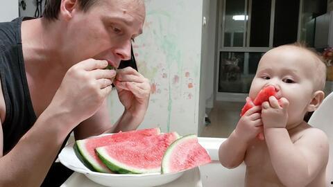小孩叫爸爸吃瓜