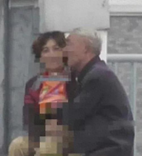 大爷大妈吵架吃瓜,大爷大妈吵架引围观，吃瓜群众现场直播