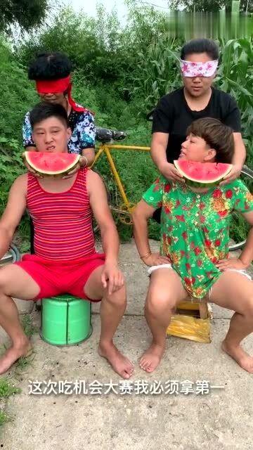 奶奶散步吃瓜,甜蜜吃瓜时光