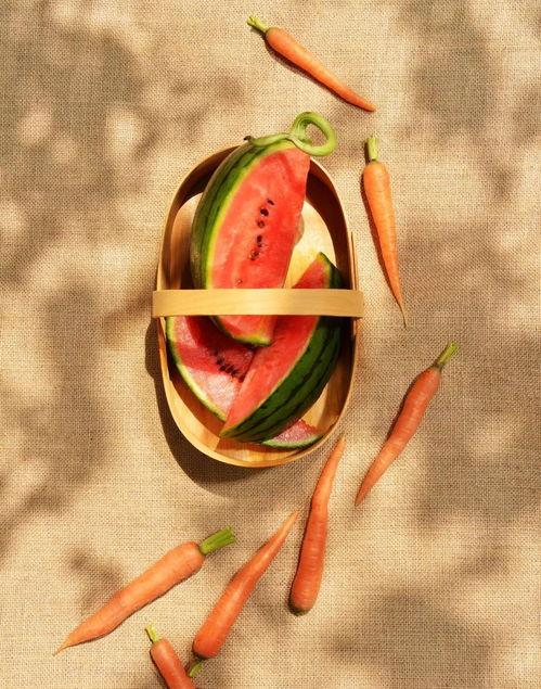 吃瓜吃的胃口难受,揭秘过度追剧的后果